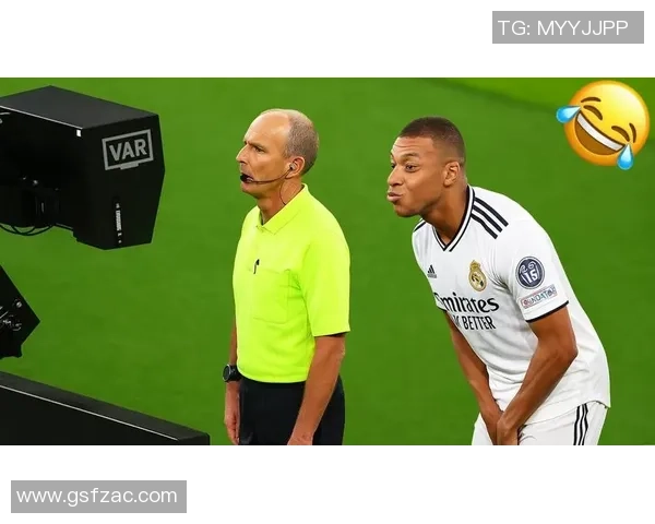 足球明星幽默回应采访问题现场大笑引发媒体热议